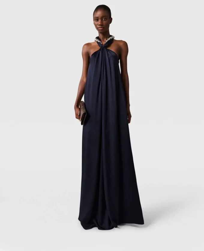 Robe longue en satin à col licou et chaîne à billes Robe longue en satin à col licou et chaîne à billes