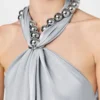 Robe longue en satin à col licou et chaîne à billes Robe longue en satin à col licou et chaîne à billes