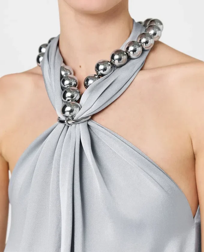 Robe longue en satin à col licou et chaîne à billes Robe longue en satin à col licou et chaîne à billes
