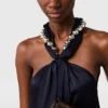Robe longue en satin à col licou et chaîne à billes Robe longue en satin à col licou et chaîne à billes