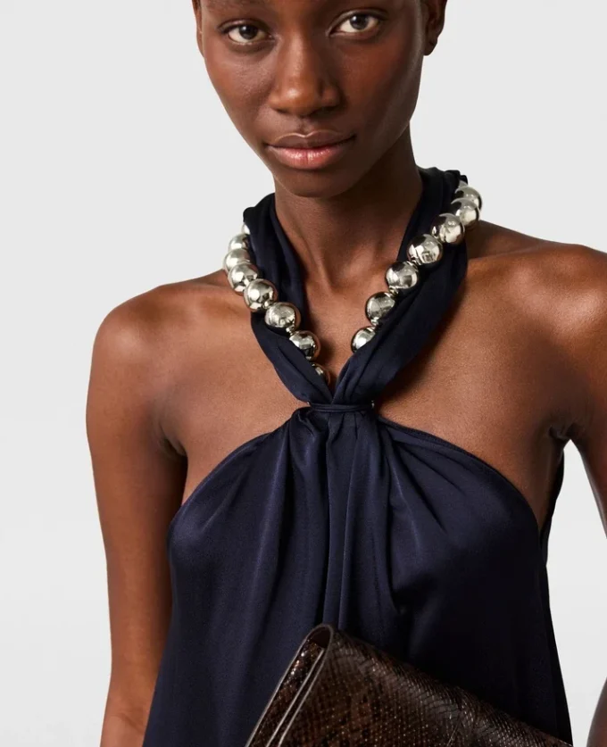 Robe longue en satin à col licou et chaîne à billes Robe longue en satin à col licou et chaîne à billes