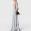 Robe longue en satin à col licou et chaîne à billes Robe longue en satin à col licou et chaîne à billes