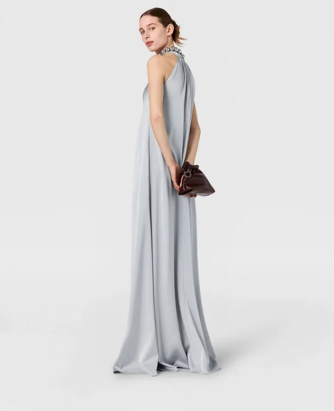 Robe longue en satin à col licou et chaîne à billes Robe longue en satin à col licou et chaîne à billes