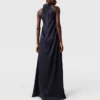 Robe longue en satin à col licou et chaîne à billes Robe longue en satin à col licou et chaîne à billes