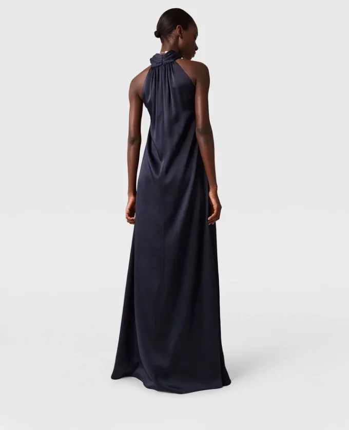 Robe longue en satin à col licou et chaîne à billes Robe longue en satin à col licou et chaîne à billes