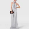 Robe longue en satin à col licou et chaîne à billes Robe longue en satin à col licou et chaîne à billes