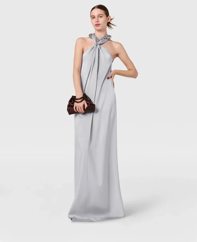 Robe longue en satin à col licou et chaîne à billes Robe longue en satin à col licou et chaîne à billes