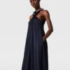 Robe longue en satin à col licou et chaîne à billes Robe longue en satin à col licou et chaîne à billes