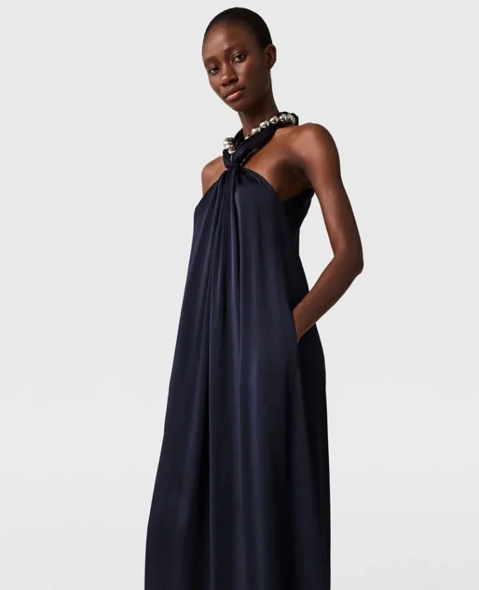 Robe longue en satin à col licou et chaîne à billes Robe longue en satin à col licou et chaîne à billes