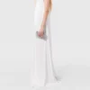Robe longue en satin à dos nu et cristaux Robe longue en satin à dos nu et cristaux