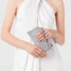Robe longue en satin à dos nu et cristaux Robe longue en satin à dos nu et cristaux