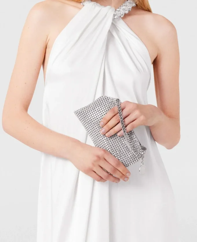 Robe longue en satin à dos nu et cristaux Robe longue en satin à dos nu et cristaux