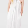 Robe longue en satin à dos nu et cristaux Robe longue en satin à dos nu et cristaux