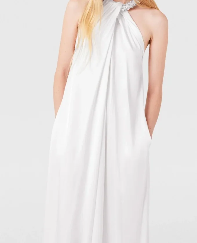 Robe longue en satin à dos nu et cristaux Robe longue en satin à dos nu et cristaux