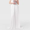 Robe longue en satin à dos nu et cristaux Robe longue en satin à dos nu et cristaux