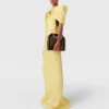 Robe longue à manches courtes en satin