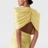 Robe longue à manches courtes en satin