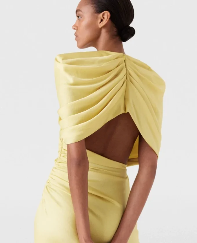 Robe longue à manches courtes en satin