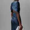 Robe longue à manches courtes en satin
