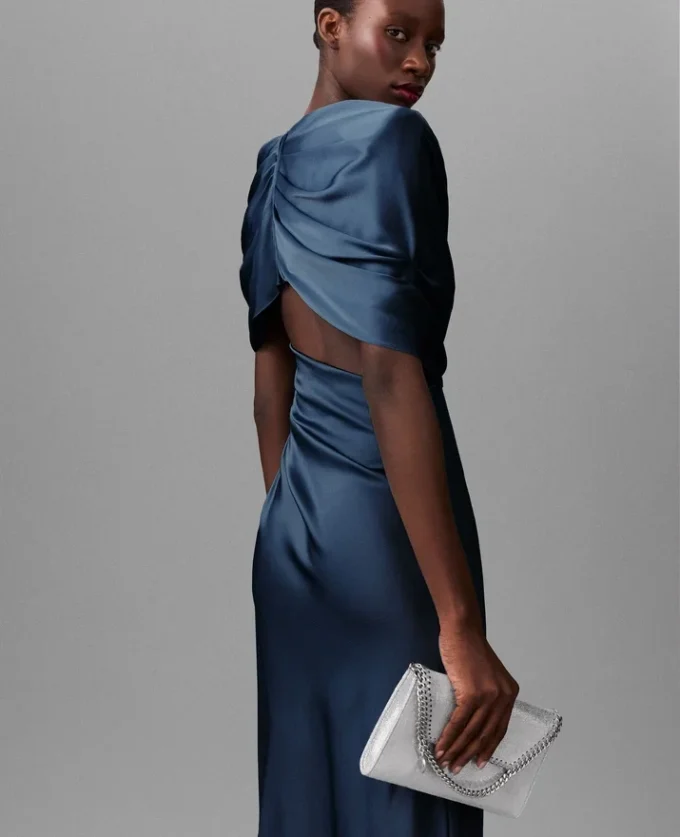 Robe longue à manches courtes en satin