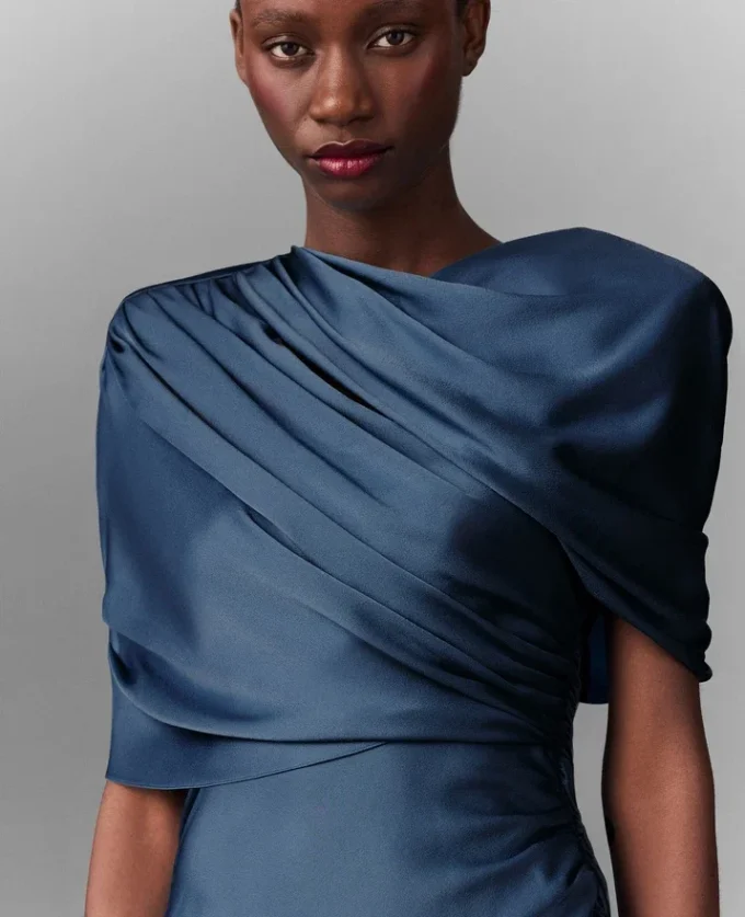 Robe longue à manches courtes en satin