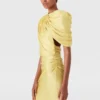 Robe longue à manches courtes en satin