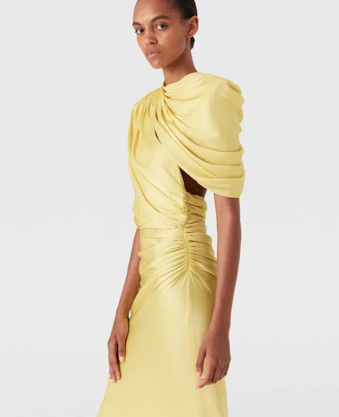 Robe longue à manches courtes en satin