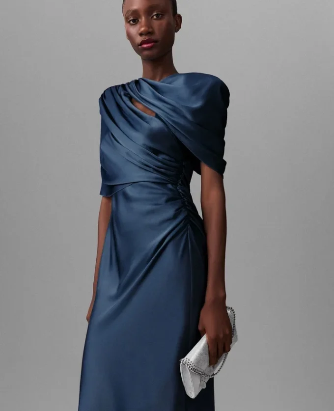 Robe longue à manches courtes en satin