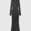 Robe longue à paillettes et épaules dénudées Robe longue à paillettes et épaules dénudées