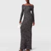 Robe longue à paillettes et épaules dénudées Robe longue à paillettes et épaules dénudées