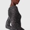 Robe longue à paillettes et épaules dénudées Robe longue à paillettes et épaules dénudées