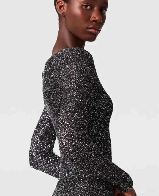 Robe longue à paillettes et épaules dénudées Robe longue à paillettes et épaules dénudées