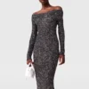 Robe longue à paillettes et épaules dénudées Robe longue à paillettes et épaules dénudées