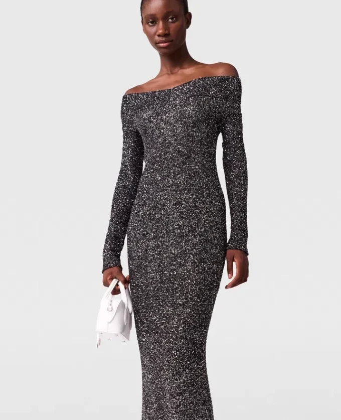 Robe longue à paillettes et épaules dénudées Robe longue à paillettes et épaules dénudées