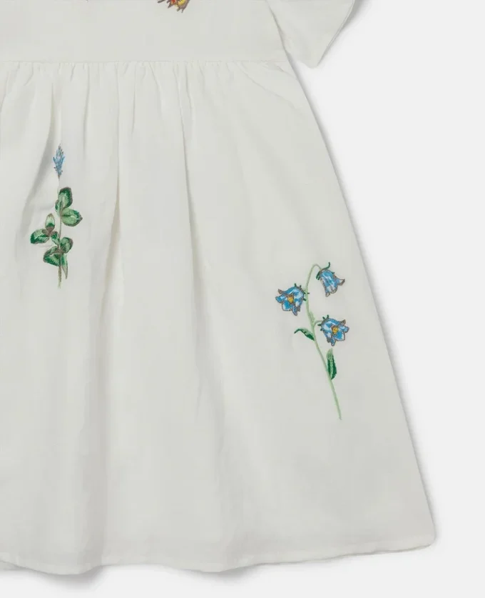 Robe à manches courtes brodée de fleurs Robe à manches courtes brodée de fleurs