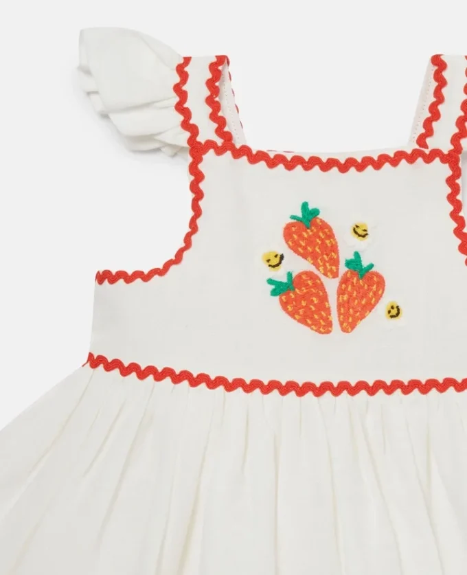 Robe à manches courtes brodée de fraises Robe à manches courtes brodée de fraises