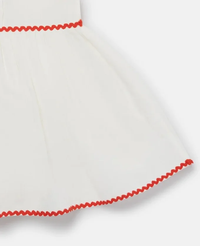Robe à manches courtes brodée de fraises Robe à manches courtes brodée de fraises