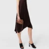 Robe midi en satin à col licou et chaîne Robe midi en satin à col licou et chaîne
