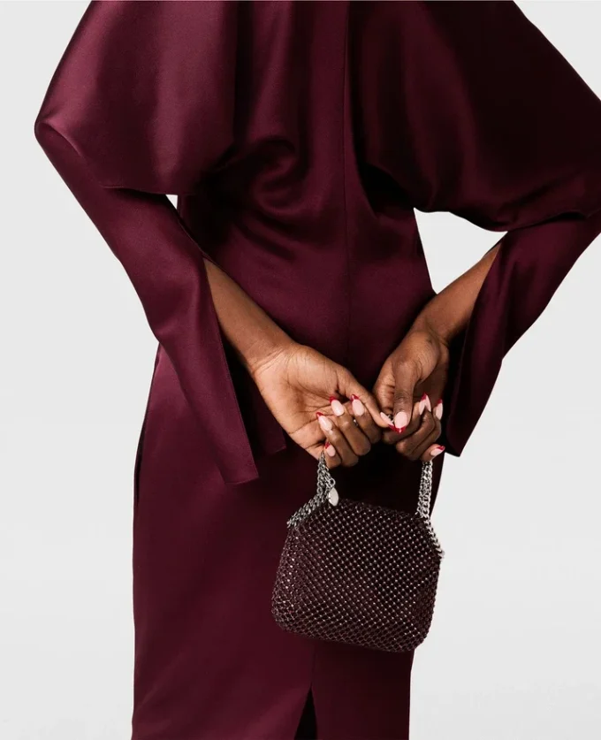 Robe midi en satin à manches cape et découpes