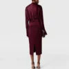 Robe midi en satin à manches cape et découpes