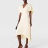 Robe midi en satin à manches courtes et encolure en V Robe midi en satin à manches courtes et encolure en V