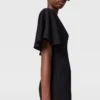 Robe midi en satin à manches courtes et encolure en V Robe midi en satin à manches courtes et encolure en V