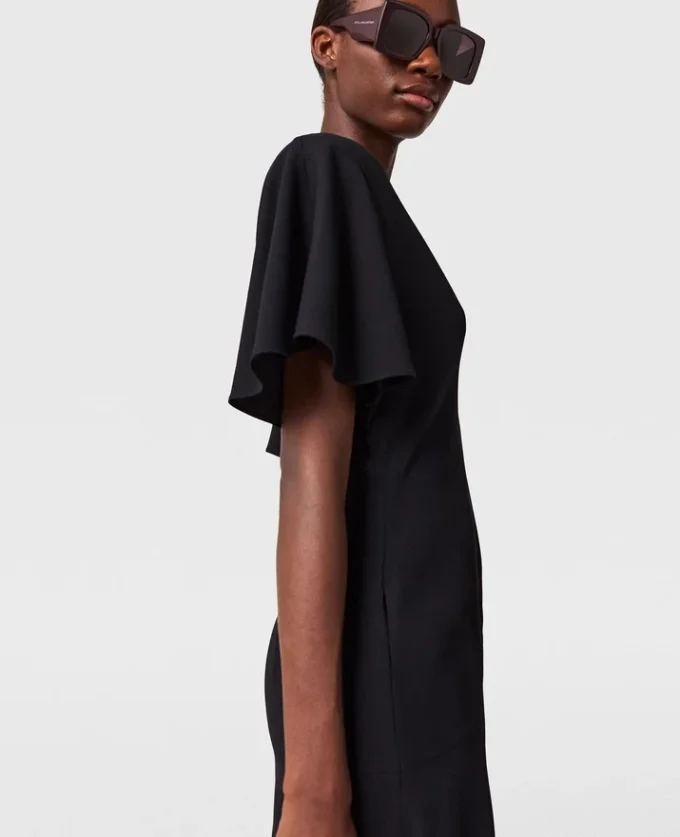 Robe midi en satin à manches courtes et encolure en V Robe midi en satin à manches courtes et encolure en V
