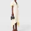 Robe midi en satin à manches courtes et encolure en V Robe midi en satin à manches courtes et encolure en V