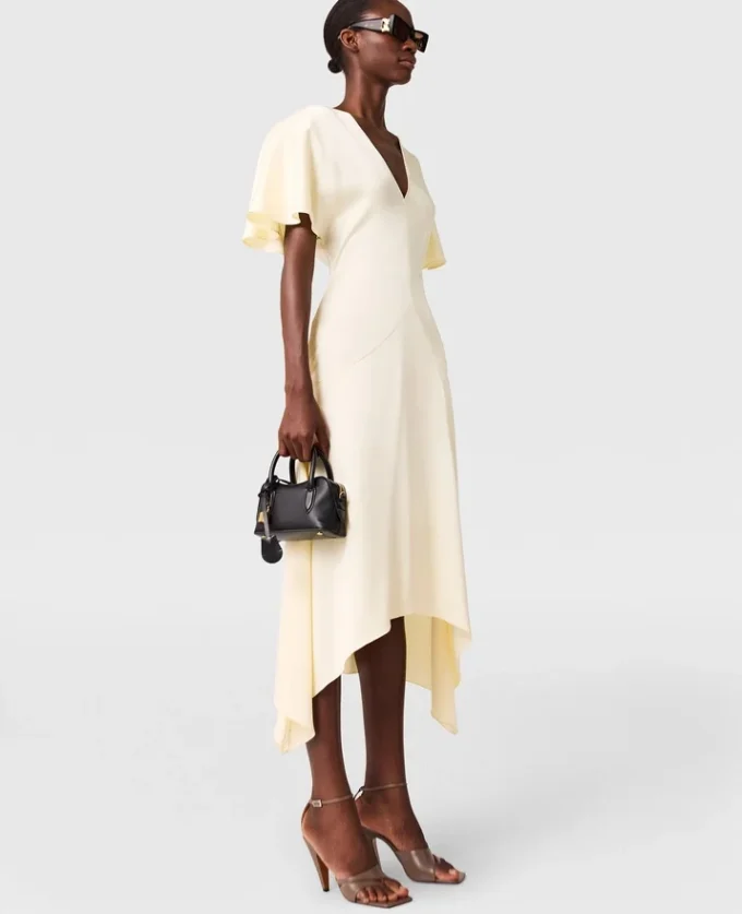 Robe midi en satin à manches courtes et encolure en V Robe midi en satin à manches courtes et encolure en V