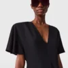 Robe midi en satin à manches courtes et encolure en V Robe midi en satin à manches courtes et encolure en V