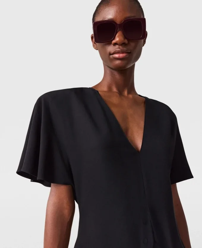 Robe midi en satin à manches courtes et encolure en V Robe midi en satin à manches courtes et encolure en V