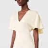 Robe midi en satin à manches courtes et encolure en V Robe midi en satin à manches courtes et encolure en V