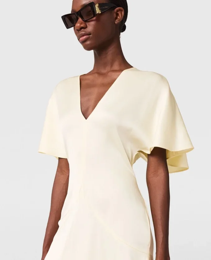 Robe midi en satin à manches courtes et encolure en V Robe midi en satin à manches courtes et encolure en V