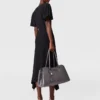 Robe midi en satin à manches courtes et encolure en V Robe midi en satin à manches courtes et encolure en V